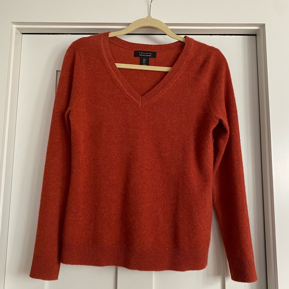 TAHARI VNeck CASHMERE sweater - size S